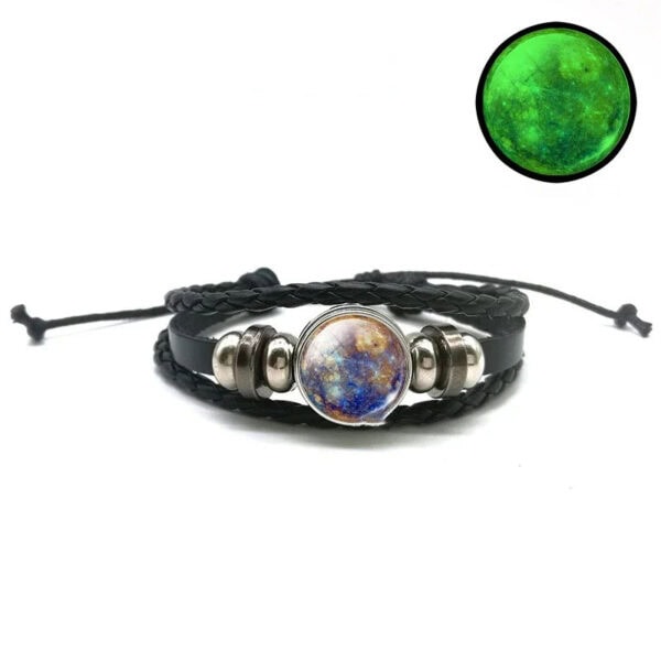 Bracelet en cuir noir avec pierre de météorite, accessoire de mode inspiré de l'espace et de l'astronomie.