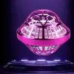 Objet scientifique en plastique violet avec design géométrique futuriste, flottant sur un socle noir, illuminé par des lumières LED colorées, pour une décoration moderne et innovante.