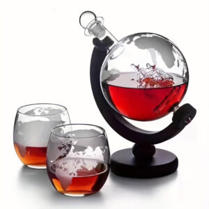 Bouteille de laboratoire en verre contenant un liquide rouge, utilisée comme décoration scientifique ou objet de collection.