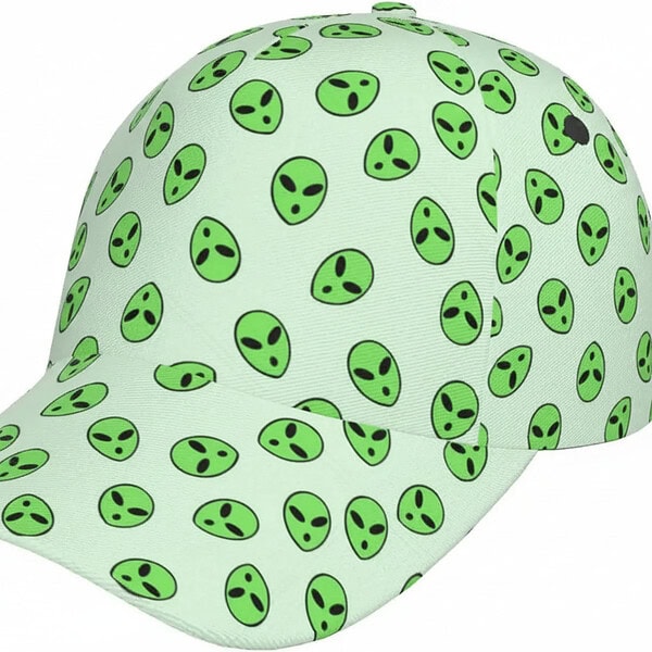 Casquette blanche à motifs d'aliens verts, design original et amusant, idéale pour les amateurs de science-fiction et de style décalé. Parfaite pour un look unique et tendance.