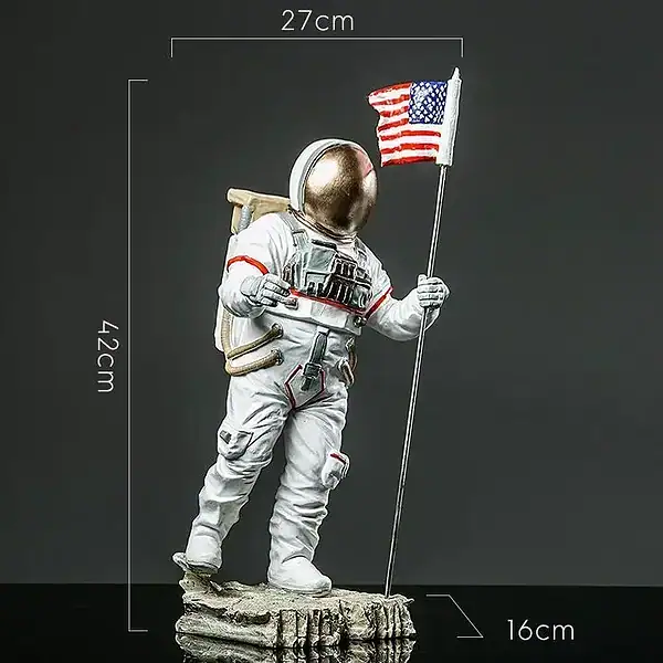 Vêtement d'astronaute en figurine avec drapeau américain, hauteur 42 cm, dimensions 27x16 cm, représentant un explorateur spatial en tenue complète, debout sur une base rocheuse.