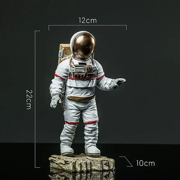 Figurine d'astronaute miniature avec casque doré, mesurant 22 cm de haut, 12 cm de large et 10 cm de profondeur, posée sur une base rocheuse, idéale pour décoration scientifique.