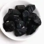 Pierre d'obsidienne noire brute, idéale pour la décoration ou la lithothérapie, apportant protection et énergie positive.