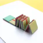 Porte-clés original en forme de livre scientifique avec pages colorées, parfait pour les amateurs de science et de décoration. Accessoire unique pour sacs ou clés, alliant design ludique et thématique.
