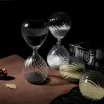 Sablier en verre décoratif avec motifs torsadés, élégant et moderne, parfait pour la décoration scientifique ou contemporaine.