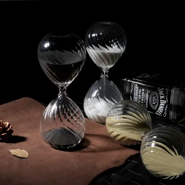 Sablier en verre décoratif avec motifs torsadés, élégant et moderne, parfait pour la décoration scientifique ou contemporaine.