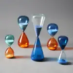 Sablier en verre coloré de différentes tailles et couleurs, utilisé comme décoration scientifique ou objet de collection.