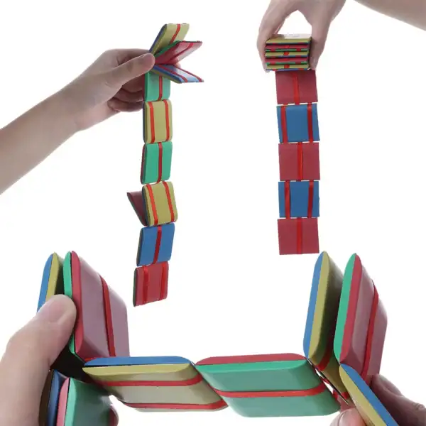 Jeu de blocs colorés empilés et suspendus, illustrant un puzzle éducatif pour stimuler la motricité et la coordination chez les enfants.