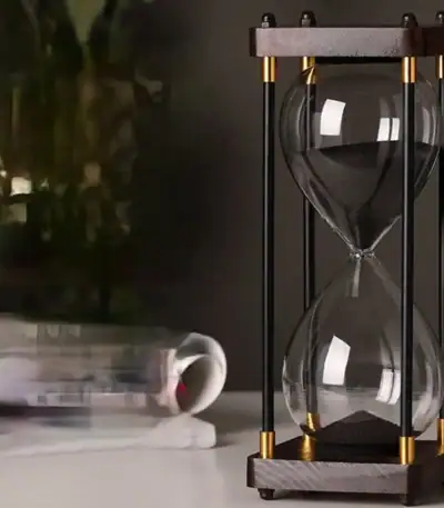 Sablier scientifique en verre avec cadre en bois et éléments métalliques dorés, idéal pour la décoration de bureau ou d'étagère avec un style industriel ou scientifique.