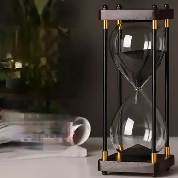 Sablier scientifique en verre avec cadre en bois et éléments métalliques dorés, idéal pour la décoration de bureau ou d'étagère avec un style industriel ou scientifique.