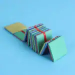 Ensemble de cartes éducatives en papier coloré, pliables, avec une bande rouge pour la fixation, disposées sur un fond bleu clair.