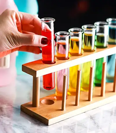 Vitrine en bois avec tubes à essai colorés pour expériences scientifiques ou décoration.