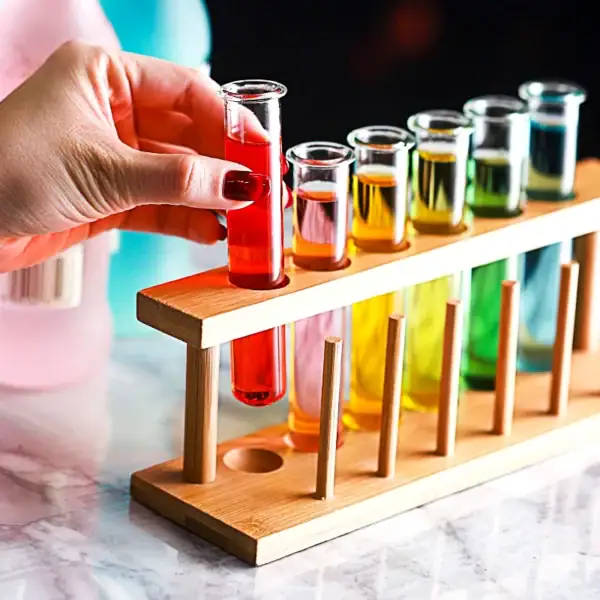 Vitrine en bois avec tubes à essai colorés pour expériences scientifiques ou décoration.