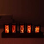 Pendulette flip numérique affichant l'année 2022 avec un éclairage orange chaud, dans un style rétro et moderne, idéale pour la décoration scientifique ou vintage.