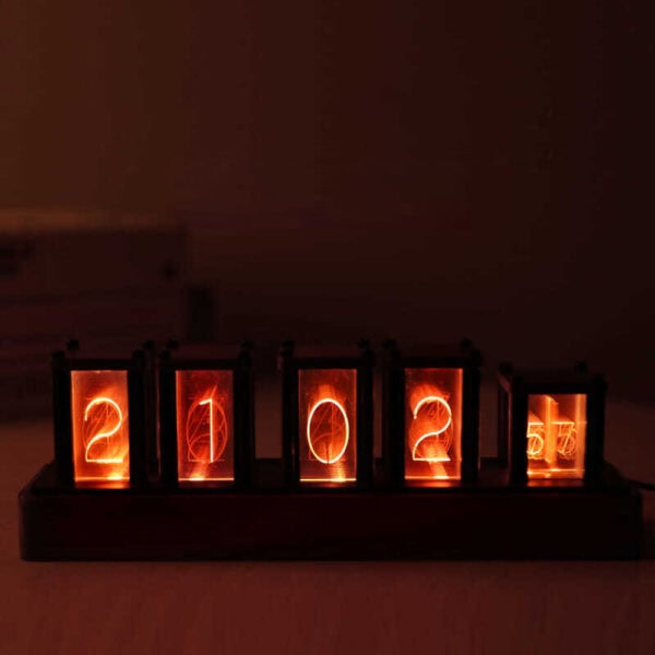 Pendulette flip numérique affichant l'année 2022 avec un éclairage orange chaud, dans un style rétro et moderne, idéale pour la décoration scientifique ou vintage.
