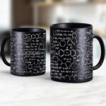 Mug noir avec illustrations de formules chimiques et structures moléculaires blanches, parfait pour les amateurs de science et de décoration scientifique.