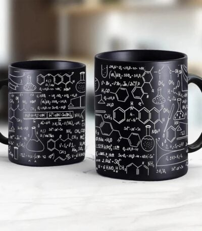 Mug noir avec illustrations de formules chimiques et structures moléculaires blanches, parfait pour les amateurs de science et de décoration scientifique.