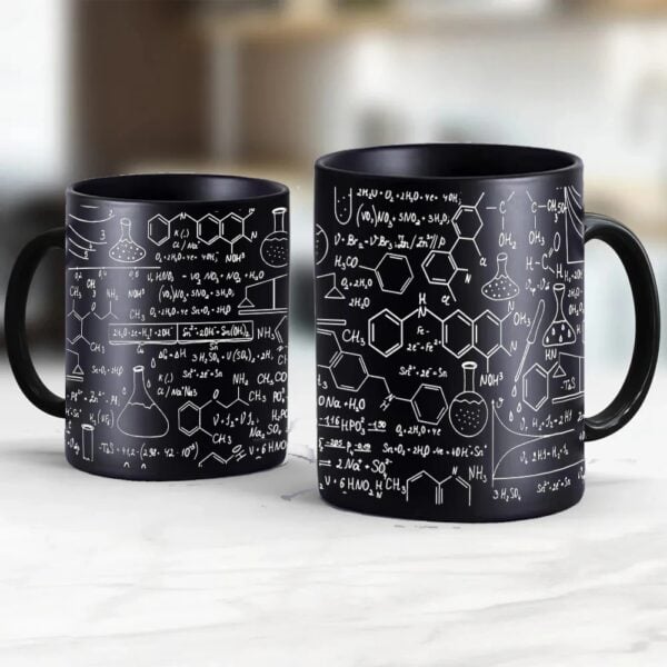 Mug noir avec illustrations de formules chimiques et structures moléculaires blanches, parfait pour les amateurs de science et de décoration scientifique.
