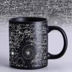 Mug noir avec motifs de formules mathématiques et diagrammes scientifiques blancs, idéal pour les amateurs de sciences et de décoration geek.