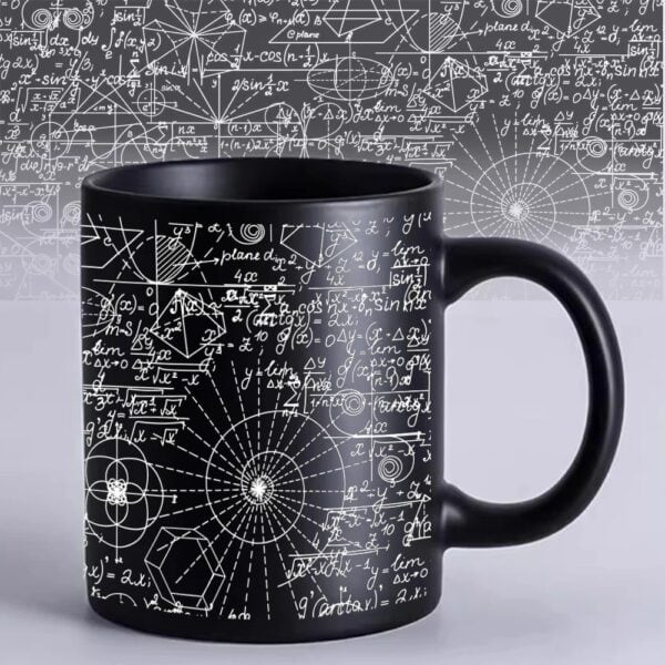Mug noir avec motifs de formules mathématiques et diagrammes scientifiques blancs, idéal pour les amateurs de sciences et de décoration geek.