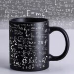 Tasse noire avec illustrations de formules mathématiques en blanc, idéale pour les amateurs de sciences et de décoration scientifique. Parfaite pour un bureau ou un espace d'étude.