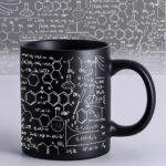 Mug de laboratoire illustré avec formules chimiques et dessins scientifiques en blanc, parfait pour les amateurs de science et de décoration scientifique.