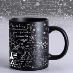 Mug noir avec illustrations de formules chimiques, molécules et dessins scientifiques blancs, parfait pour les amateurs de science et de décoration scientifique.