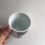 Tasse blanche en céramique avec design scientifique, idéale pour la décoration ou la collection d'objets liés à la science.