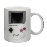 Mug blanc avec design de console de jeu rétro Game Boy, parfait pour les amateurs de jeux vidéo et de décoration geek.