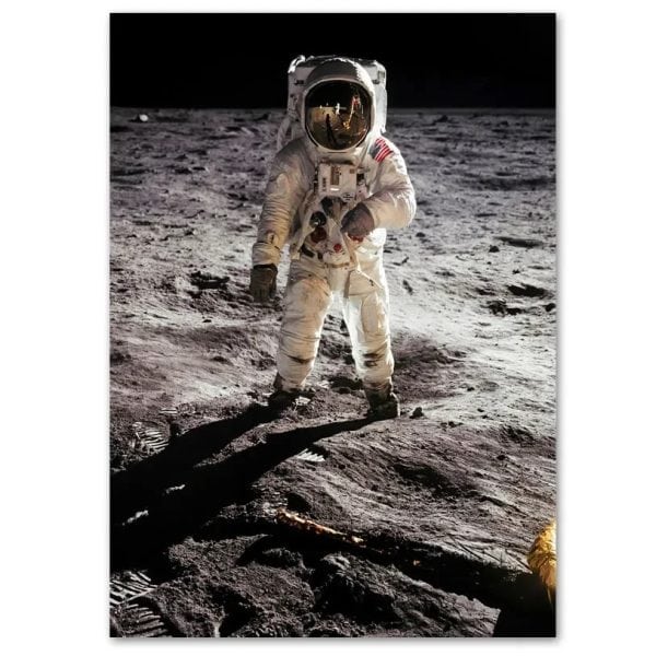 Astronaute sur la surface de la lune avec un casque réfléchissant.