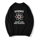 Sweatshirt noir avec motif atomique et texte "Science doesn't care what you believe" pour passionnés de science et décoration geek.
