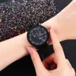 Montre scientifique avec cadran détaillé et aiguilles précises, portée sur le poignet d'une personne.