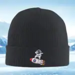 Casquette noire avec broderie d’un extraterrestre en combinaison spatiale sur une fusée. Accessoire de mode original inspiré de l’espace et de la science-fiction.
