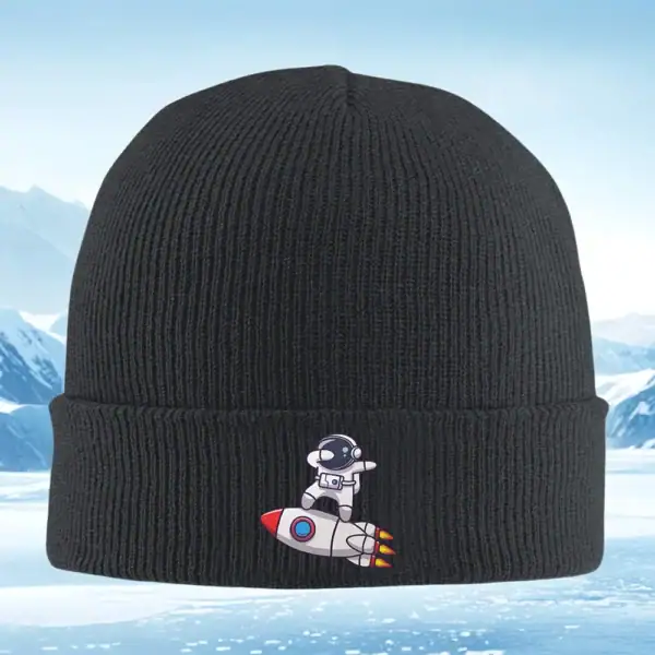 Casquette noire avec broderie d’un extraterrestre en combinaison spatiale sur une fusée. Accessoire de mode original inspiré de l’espace et de la science-fiction.