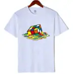 T-shirt blanc avec un design de cube de Rubik flottant dans une illusion d'eau colorée, parfait pour les amateurs de science et de décoration originale.