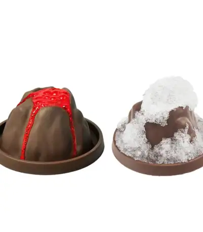 Deux moules en chocolat décorés, l'un avec du sucre glace et l'autre avec un coulis rouge, parfaits pour une présentation gourmande et scientifique.