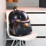 Sac à dos avec motif d'univers, galaxies et planètes.