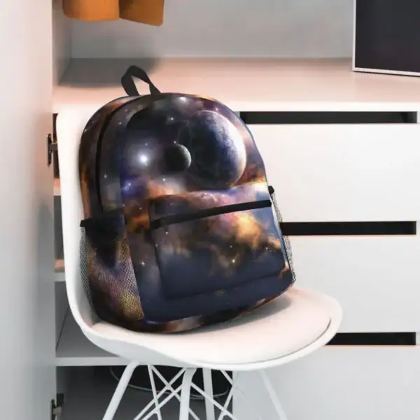 Sac à dos avec motif d'univers, galaxies et planètes.