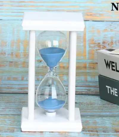Horloge sablier en verre avec sable bleu, décoration scientifique élégante pour bureau ou étagère.