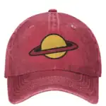 Casquette rouge en velours avec logo de planète Saturne en jaune et noir, style décontracté et tendance.