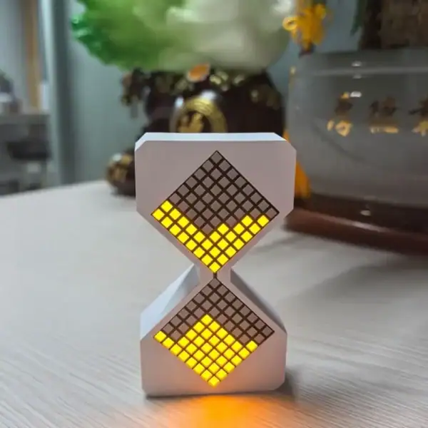Horloge décorative en forme d'horloge à pixels avec éclairage LED jaune, idéale pour la décoration scientifique ou moderne.