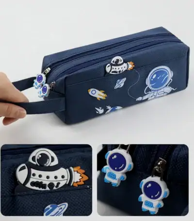 Pochette de rangement en tissu bleu marine avec motifs astronautes, fusées et planètes, idéale pour les fournitures scolaires ou accessoires.