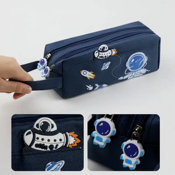 Pochette de rangement en tissu bleu marine avec motifs astronautes, fusées et planètes, idéale pour les fournitures scolaires ou accessoires.