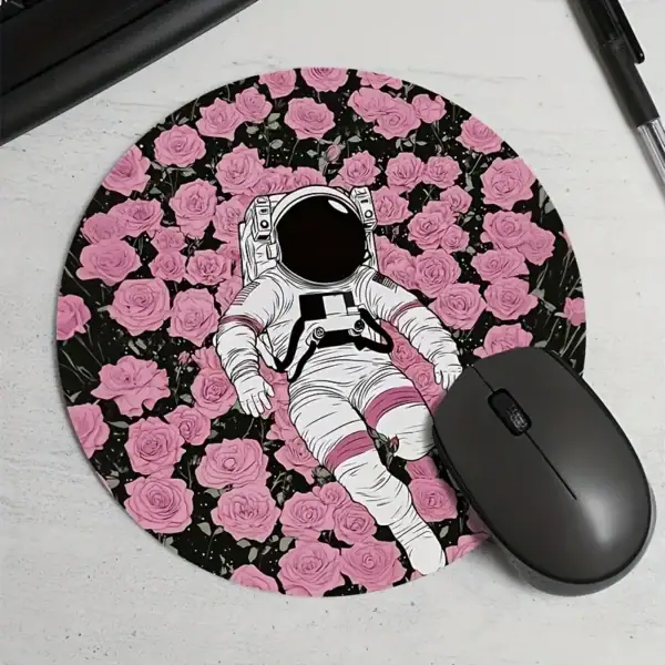 Vêtement d'astronaute illustré posé sur un tapis rond à motif de roses roses et noires, avec une souris d'ordinateur noire à côté.
