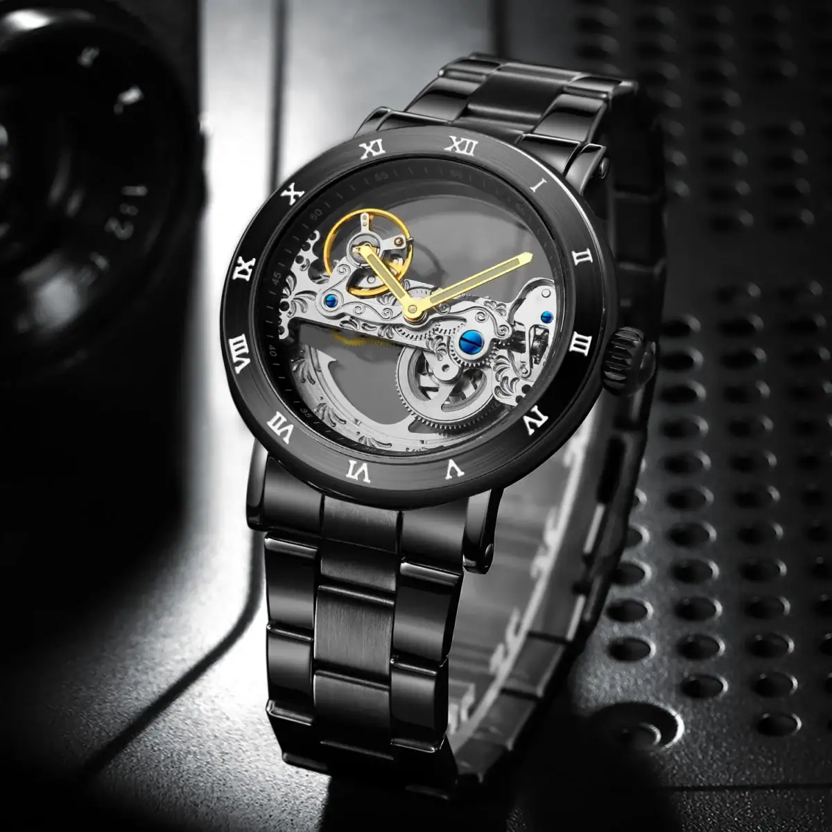 Montre squelette mécanique en acier noir avec mouvement visible, design élégant et moderne.