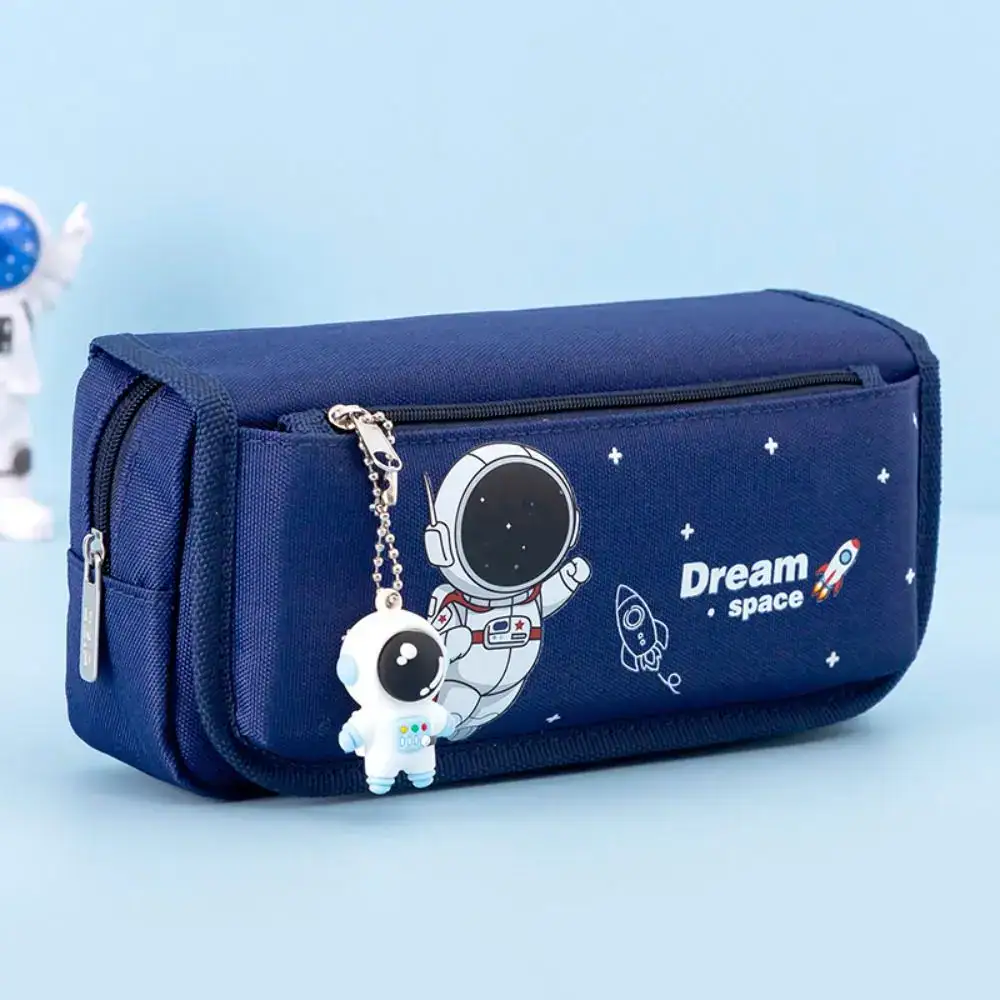 Pochette scolaire bleue avec motif d'espace, astronautes et fusée, idéale pour les enfants passionnés d'astronomie et d'exploration spatiale.