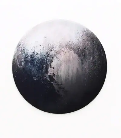 Lune en relief avec cratères et textures, illustrant la surface lunaire avec détails réalistes.
