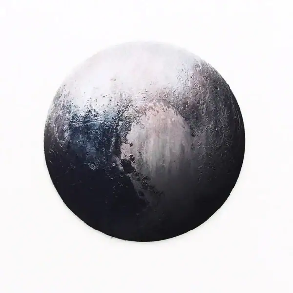 Lune en relief avec cratères et textures, illustrant la surface lunaire avec détails réalistes.