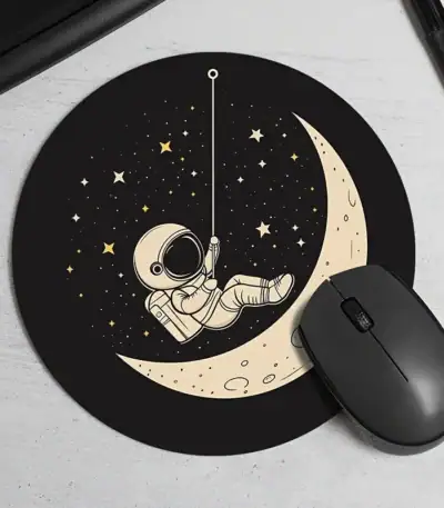 Tapis mural décoratif représentant un astronaute flottant autour de la lune et des étoiles, idéal pour une décoration scientifique ou spatiale.