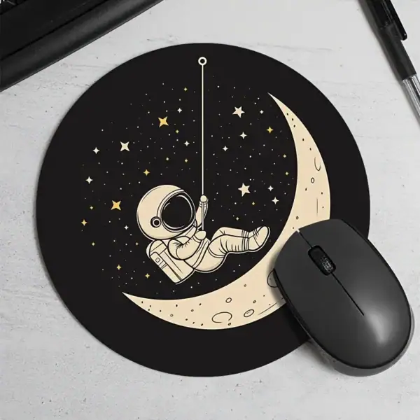 Tapis mural décoratif représentant un astronaute flottant autour de la lune et des étoiles, idéal pour une décoration scientifique ou spatiale.